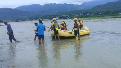 अचानक बढ़े जलस्तर से नदी में फंसे मजदूर, रेस्क्यू कर सुरक्षित निकाला गया