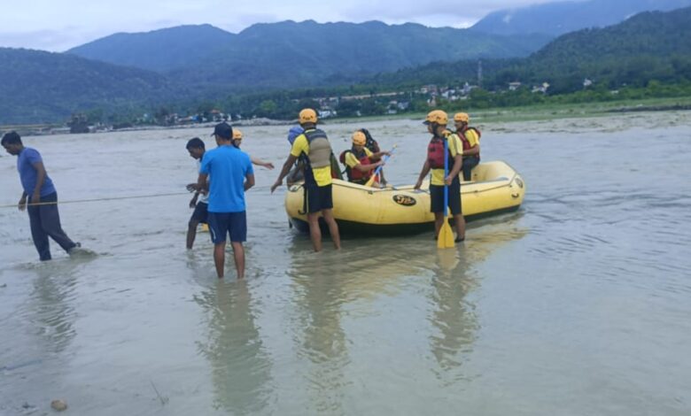 अचानक बढ़े जलस्तर से नदी में फंसे मजदूर, रेस्क्यू कर सुरक्षित निकाला गया