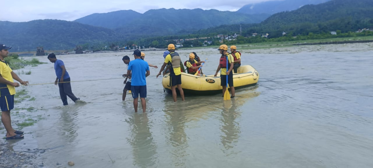 अचानक बढ़े जलस्तर से नदी में फंसे मजदूर, रेस्क्यू कर सुरक्षित निकाला गया