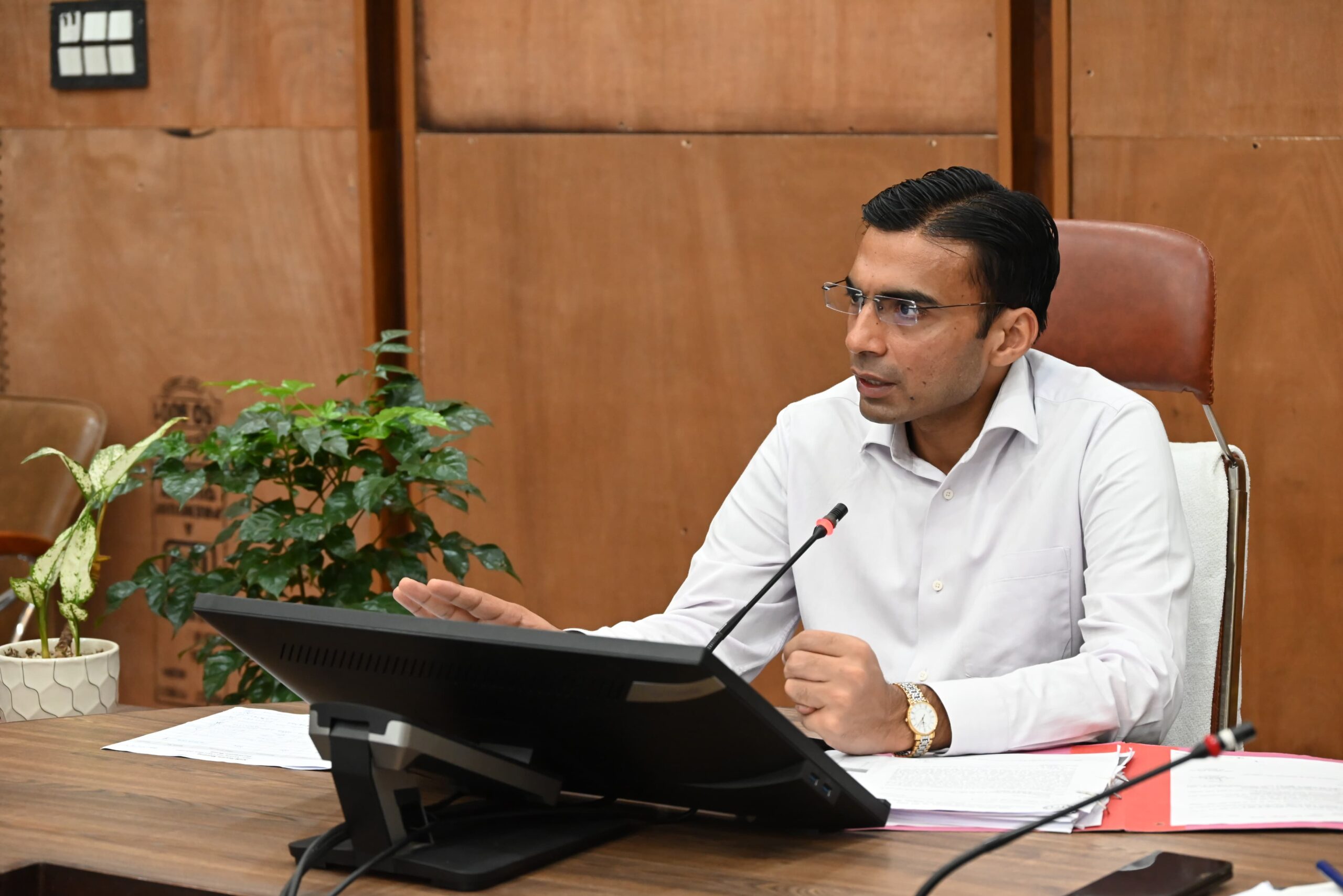 डीएम का बड़ा एक्शन, सदर कानूनगो सस्पेंड