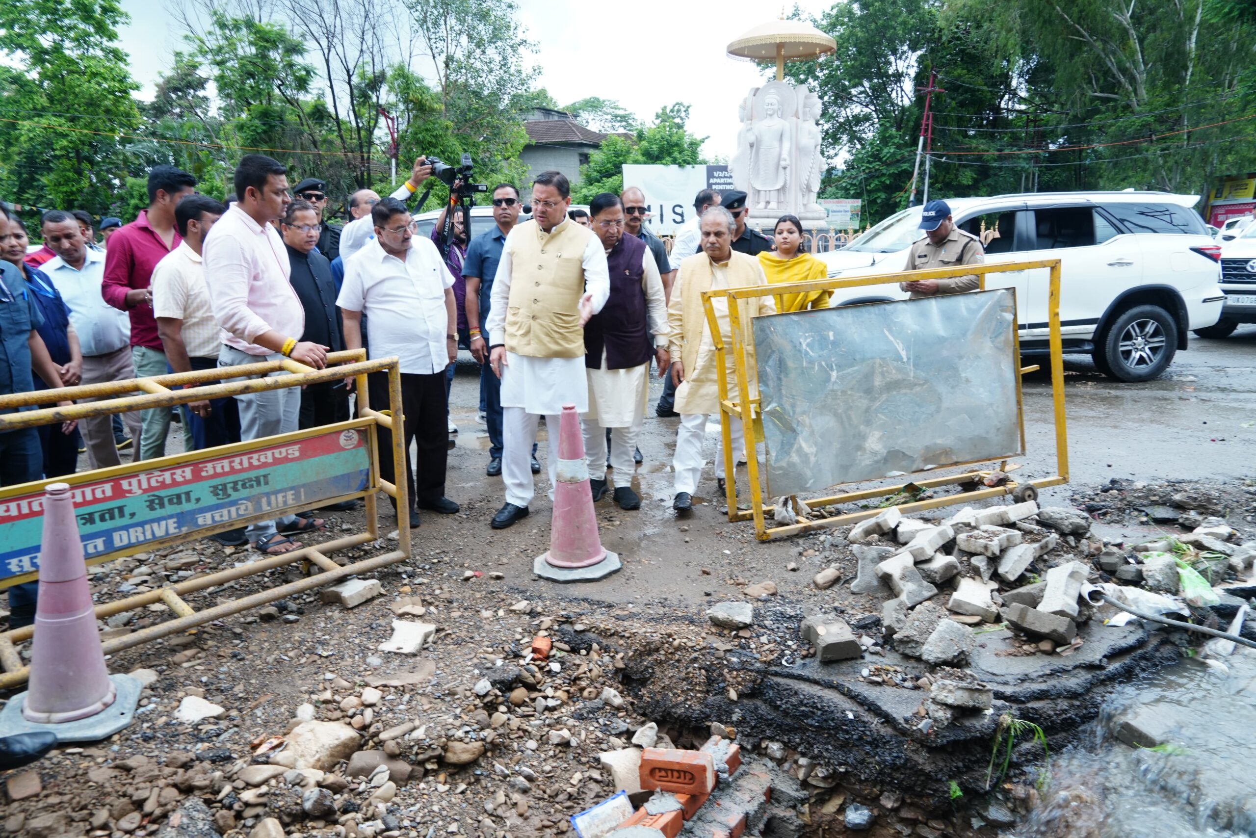 मुख्यमंत्री पुष्कर सिंह धामी ने अतिवृष्टि से प्रभावित क्षेत्रों का किया स्थलीय निरीक्षण
