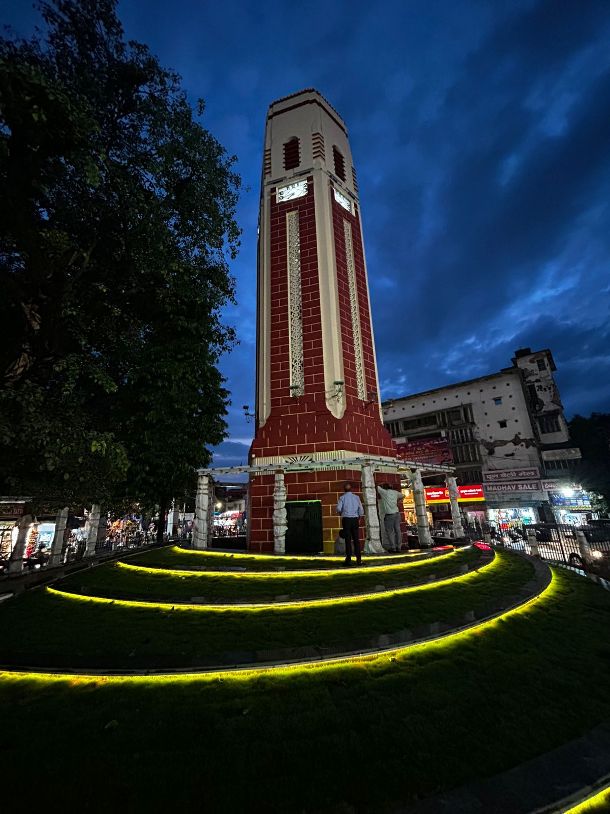 मुख्यमंत्री की प्रेरणा और डीएम की निगरानी में घंटाघर को मिल रहा अलौकिक स्वरूप