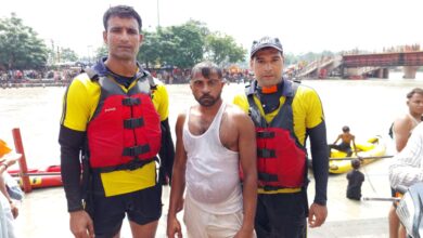 SDRF के जांबाज़ जवानों ने दिखाया साहस, घाटों पर निभाई जिम्मेदारी SDRF के जांबाज़ जवानों ने दिखाया साहस, घाटों पर निभाई जिम्मेदारी