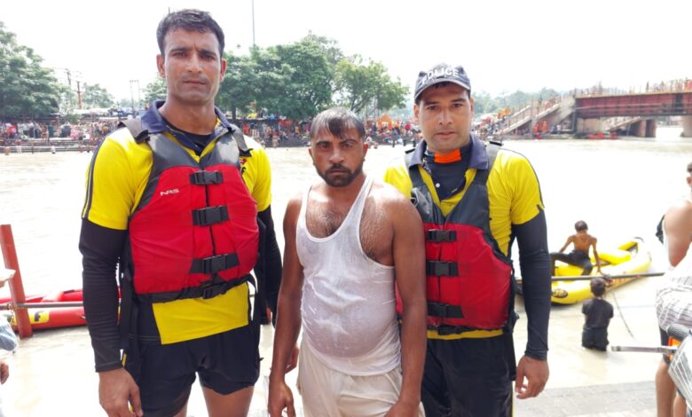 SDRF के जांबाज़ जवानों ने दिखाया साहस, घाटों पर निभाई जिम्मेदारी