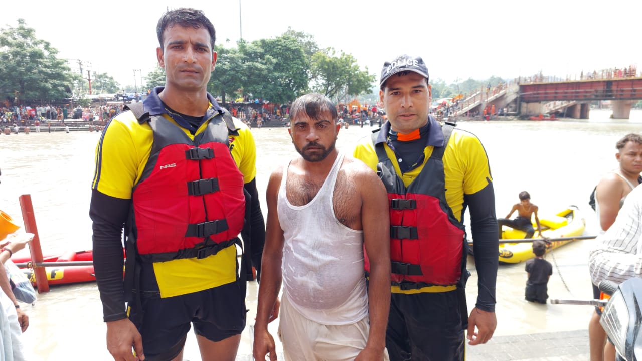 SDRF के जांबाज़ जवानों ने दिखाया साहस, घाटों पर निभाई जिम्मेदारी