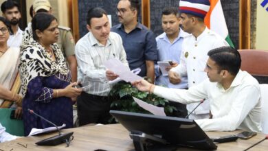 पति की मृत्यु उपरान्त मृतक आश्रित कोटे से नौकरी को दर-दर भटक रही 2 बच्चों की माँ रेनू, डीएम ने लिया संज्ञान