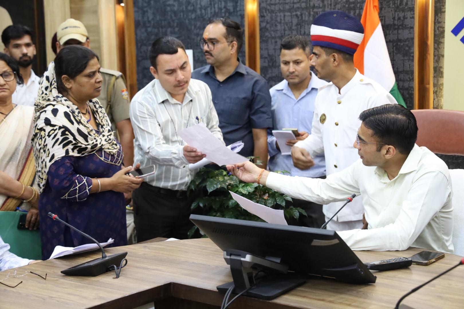 पति की मृत्यु उपरान्त मृतक आश्रित कोटे से नौकरी को दर-दर भटक रही 2 बच्चों की माँ रेनू, डीएम ने लिया संज्ञान