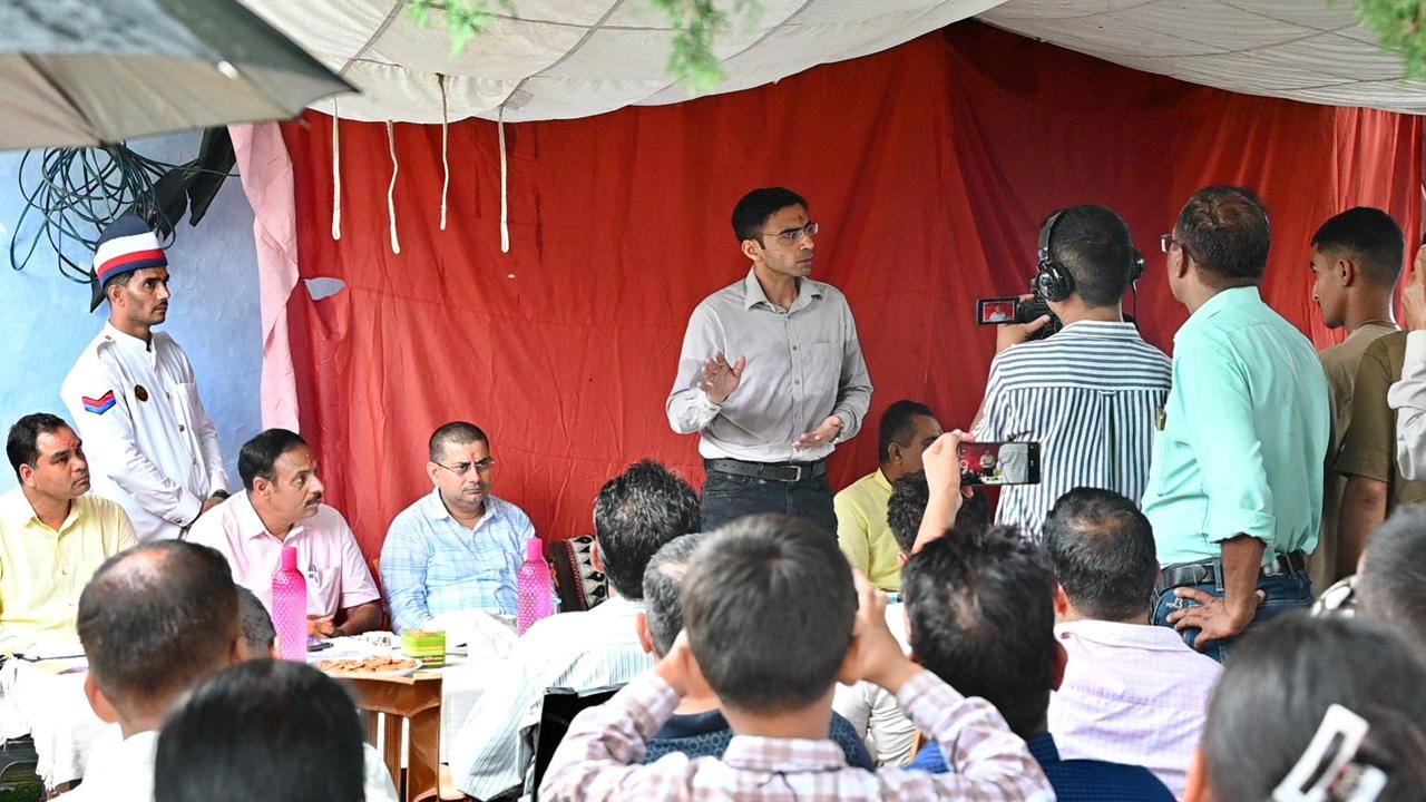 ग्रामवासियों से डीएम का कमिटमेंट, कहीं जाने की नही है आवश्यकता; प्रशासन हरदम खड़ा आपके समक्ष