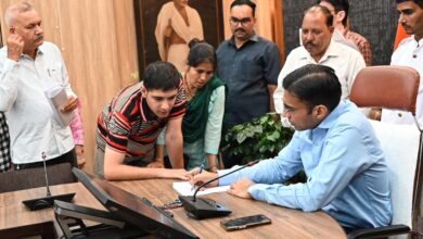 विशेषाधिकार का प्रयोग कर डीएम ने दोषी इंस्पेक्टर पिता का शस्त्र लाईसेंस किया निलम्बित विशेषाधिकार का प्रयोग कर डीएम ने दोषी इंस्पेक्टर पिता का शस्त्र लाईसेंस किया निलम्बित