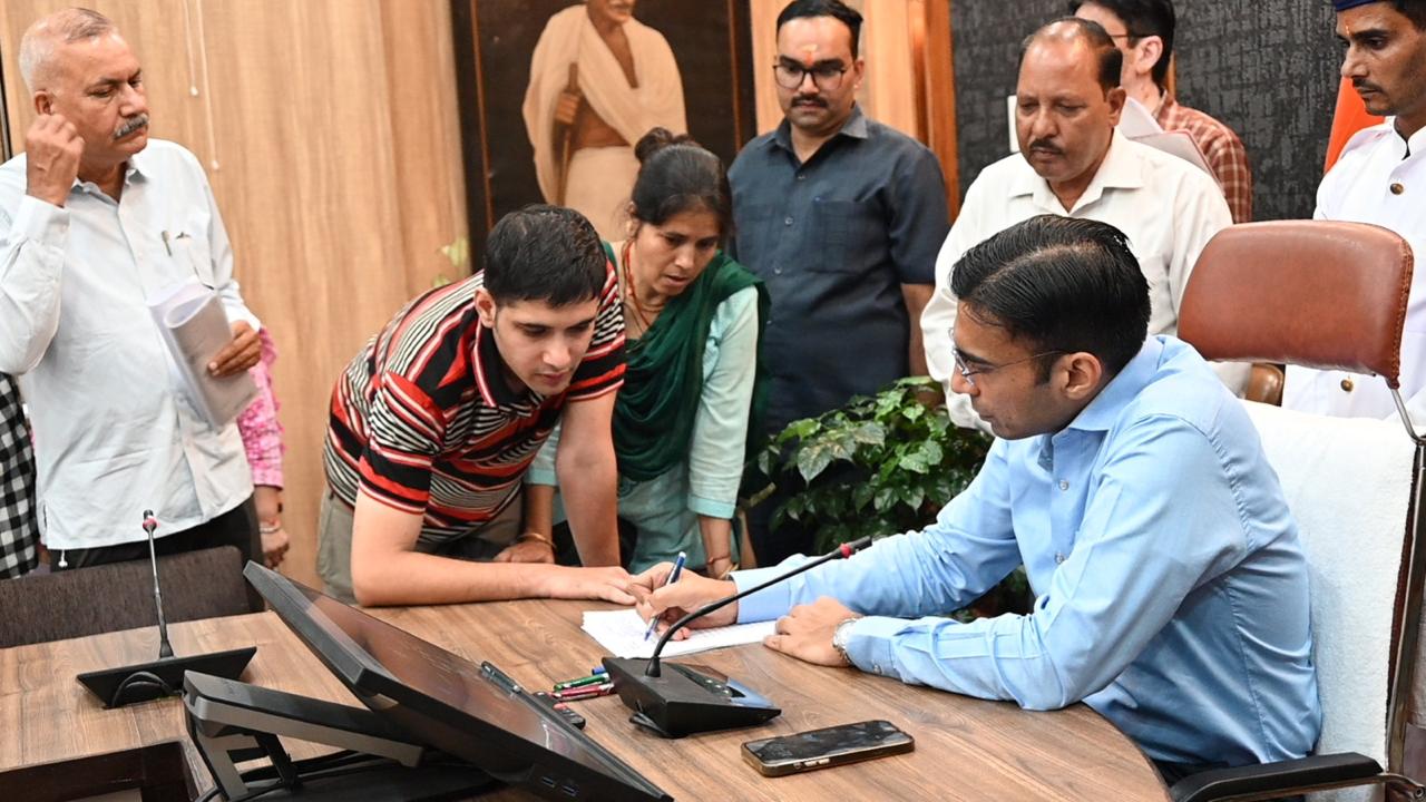 विशेषाधिकार का प्रयोग कर डीएम ने दोषी इंस्पेक्टर पिता का शस्त्र लाईसेंस किया निलम्बित विशेषाधिकार का प्रयोग कर डीएम ने दोषी इंस्पेक्टर पिता का शस्त्र लाईसेंस किया निलम्बित