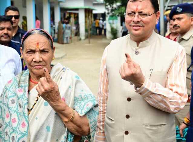 मुख्यमंत्री पुष्कर सिंह धामी ने खटीमा में अपनी मां के साथ किया मतदान, कहा- पंचायतें ग्रामीण विकास की रीढ़ मुख्यमंत्री पुष्कर सिंह धामी ने खटीमा में अपनी मां के साथ किया मतदान, कहा- पंचायतें ग्रामीण विकास की रीढ़
