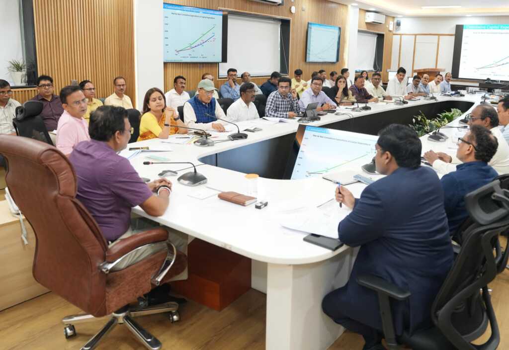 CS ने की महत्वपूर्ण समीक्षा बैठक, कार्यों को तेज़ी से करने के दिए निर्देश