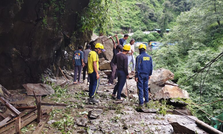 भूस्खलन के चलते केदारनाथ यात्रा प्रभावित, यात्रियों को सुरक्षित निकाला गया