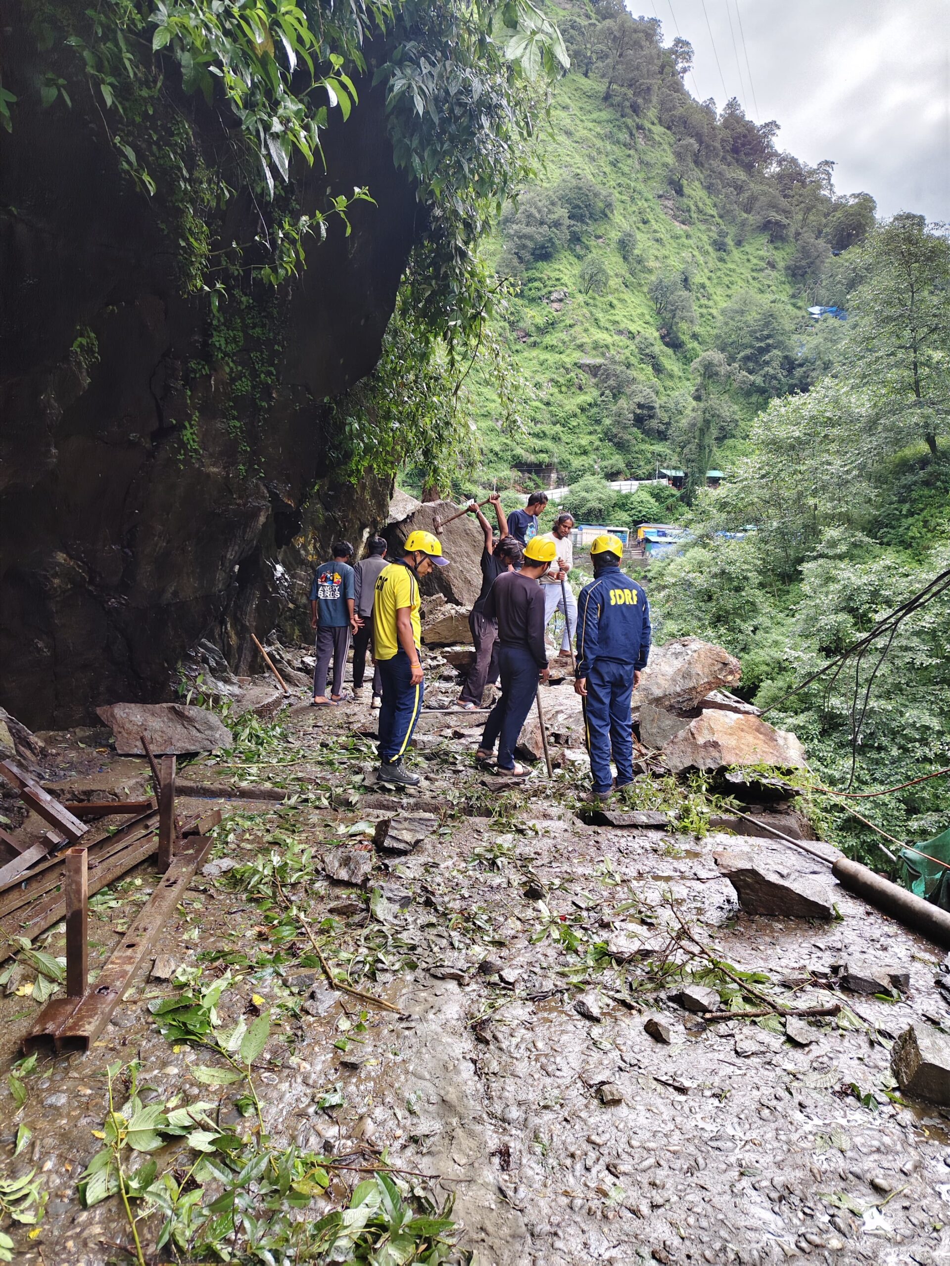 भूस्खलन के चलते केदारनाथ यात्रा प्रभावित, यात्रियों को सुरक्षित निकाला गया