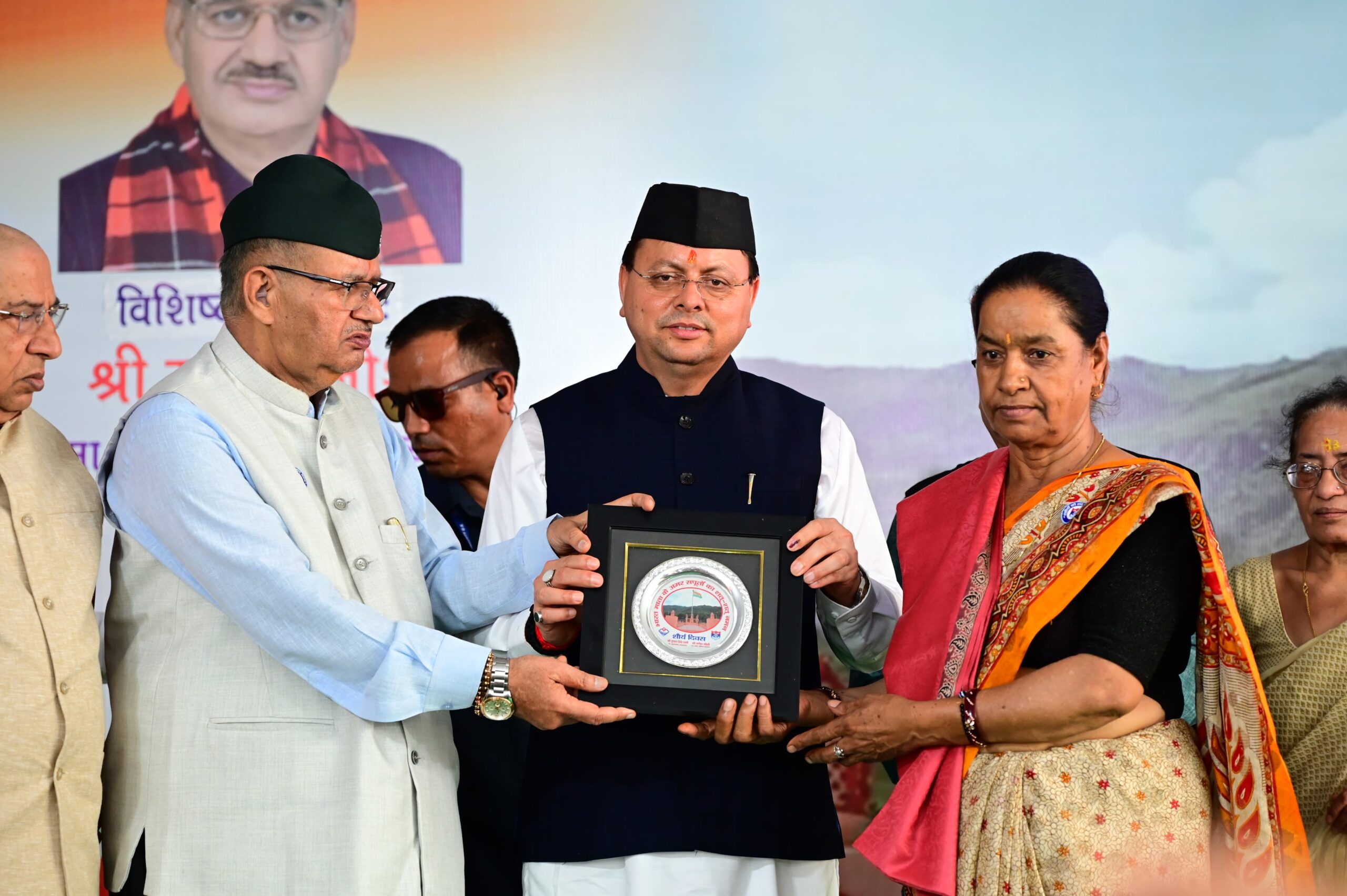 CM धामी ने कारगिल विजय दिवस पर शहीद स्मारक पर पुष्प चक्र अर्पित कर दी श्रद्धांजलि CM धामी ने कारगिल विजय दिवस पर शहीद स्मारक पर पुष्प चक्र अर्पित कर दी श्रद्धांजलि