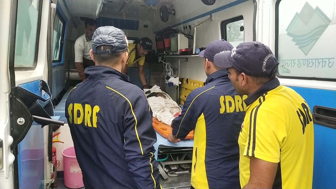 फूलचट्टी के पास कृष्णा चट्टी यमुना पुल से एक व्यक्ति ने नदी में लगाई छलांग, SDRF ने किया सकुशल रेस्क्यू