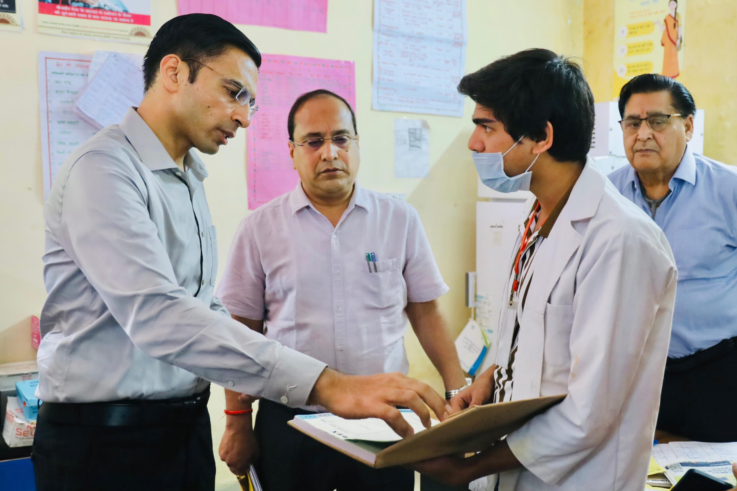 डीएम ने दागा कम्पनी पर 5 लाख रू0 प्रारम्भिक अर्थदण्ड; फर्म के टर्मिनेशन की मुख्य सचिव को सिफारिश,