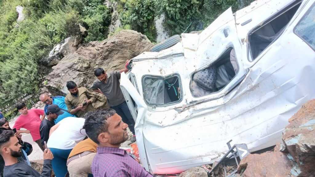 रुद्रप्रयाग : चलते वाहन पर पहाड़ी से गिरा बोल्डर, एक की मौत, तीन घायल