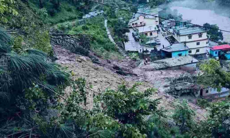 चमोली में बादल फटने से मची तबाही, थराली बाजार-मकान-दुकानें मलबे में दबे चमोली में बादल फटने से मची तबाही, थराली बाजार-मकान-दुकानें मलबे में दबे