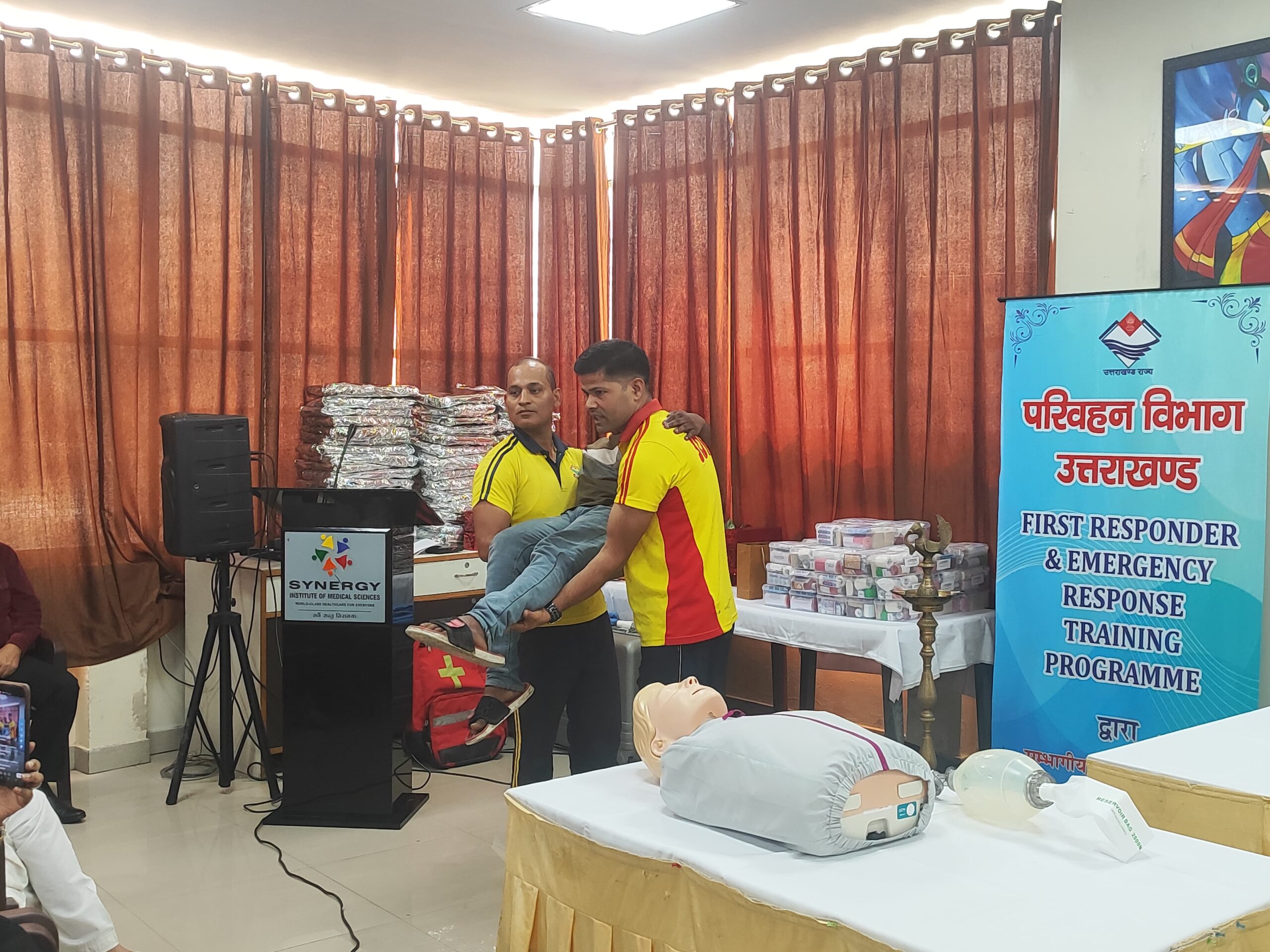 “SDRF उत्तराखंड ने रोड सेफ्टी अभियान में दिया प्राथमिक उपचार व आपात प्रतिक्रिया का प्रशिक्षण