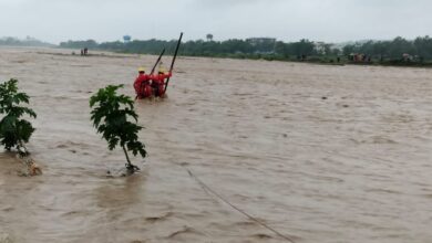 प्रेमनगर में नदी के बीच फंसी तीन जिंदगियों को जिला प्रशासन ने किया रेस्क्यू प्रेमनगर में नदी के बीच फंसी तीन जिंदगियों को जिला प्रशासन ने किया रेस्क्यू