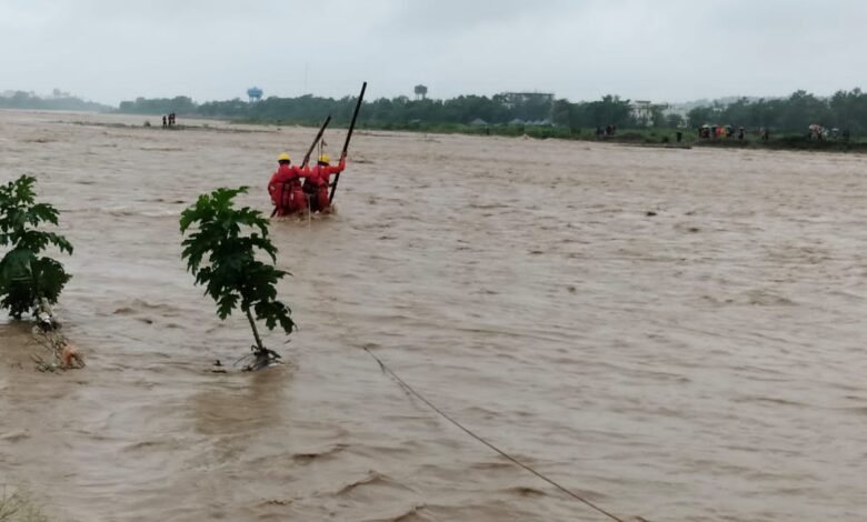 प्रेमनगर में नदी के बीच फंसी तीन जिंदगियों को जिला प्रशासन ने किया रेस्क्यू