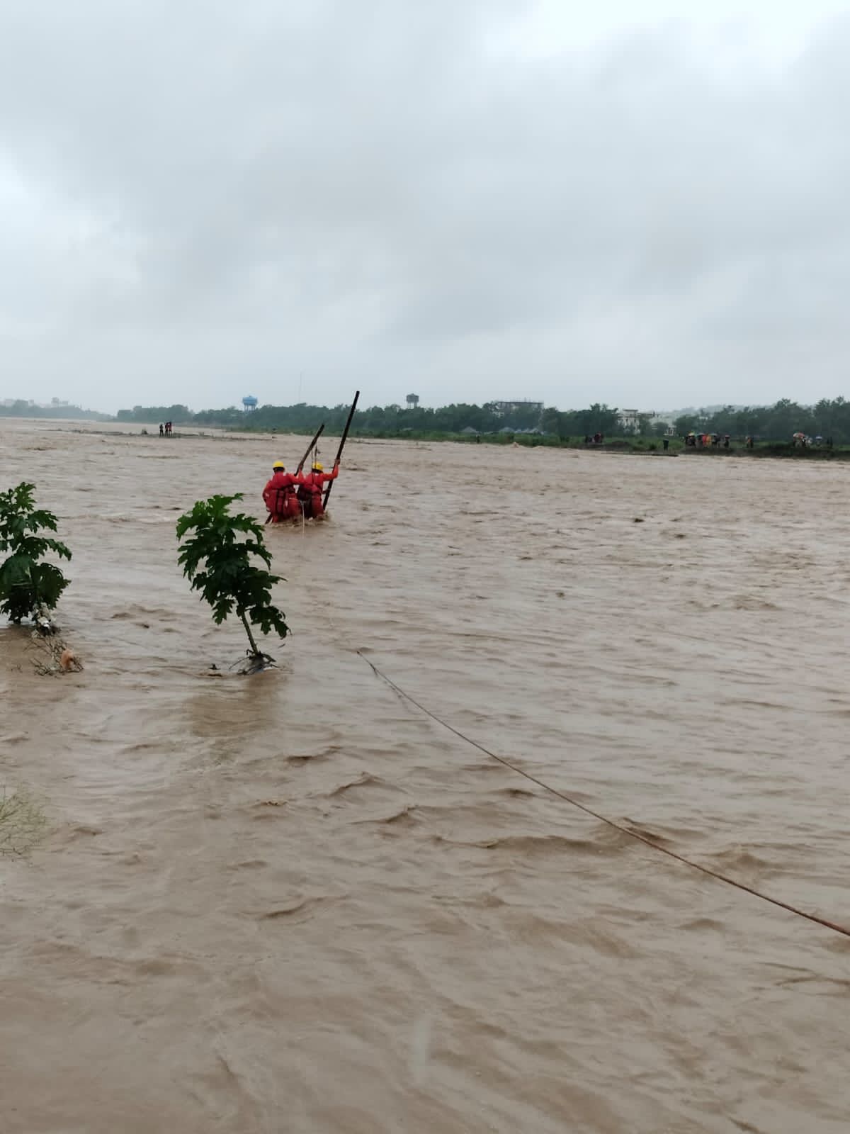 प्रेमनगर में नदी के बीच फंसी तीन जिंदगियों को जिला प्रशासन ने किया रेस्क्यू
