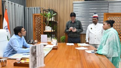 दाखिल खारिज को 1 वर्ष से भटक रही थी किरन; डीएम के संज्ञान में आते ही दाखिल खारिज आदेश दाखिल खारिज को 1 वर्ष से भटक रही थी किरन; डीएम के संज्ञान में आते ही दाखिल खारिज आदेश