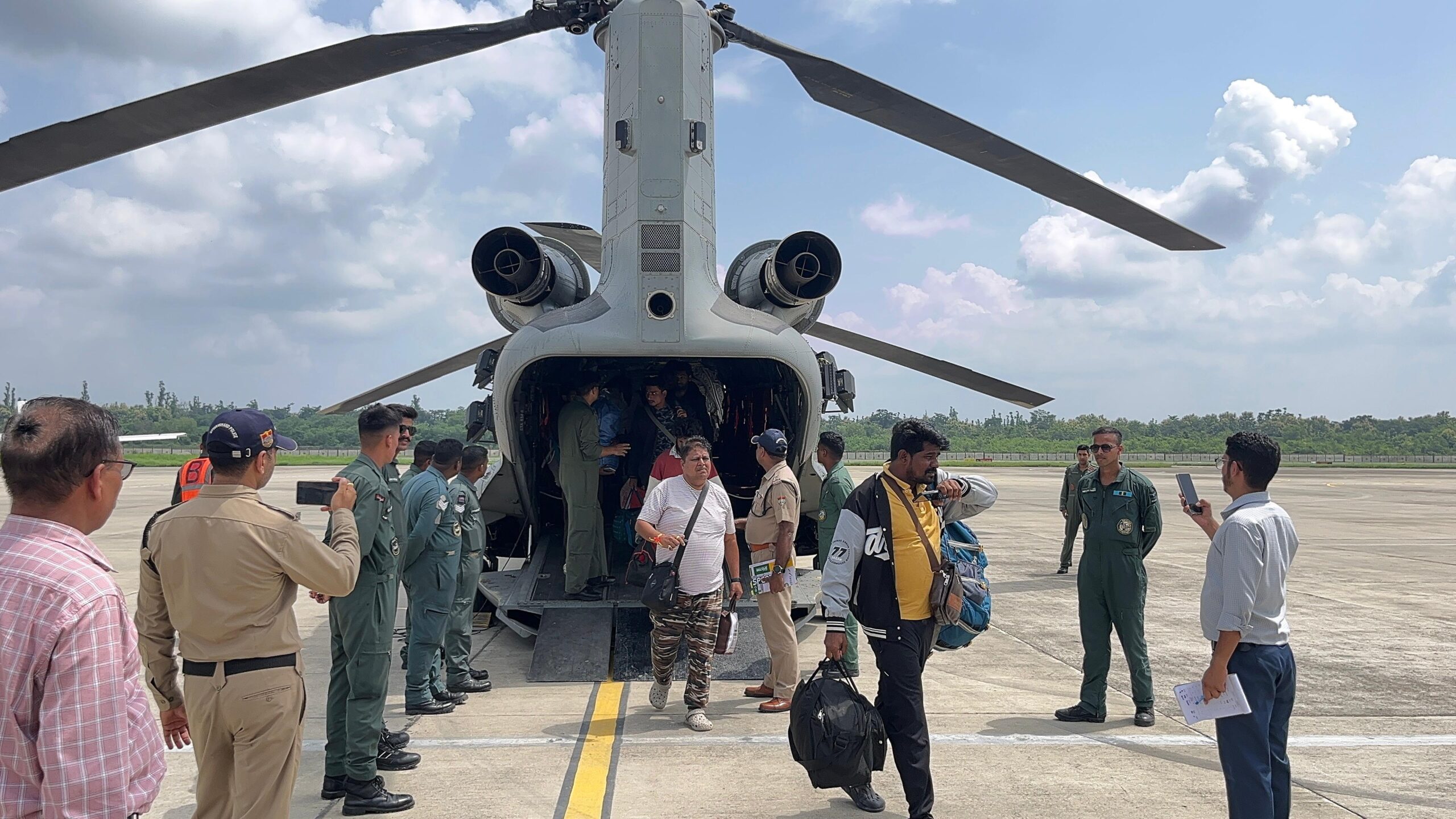 गंगोत्री, हर्षिल, धराली क्षेत्र से फंसे यात्रियों को चिनूक व MI-17 से पहुंचाया जा रहा जौलीग्रांट एयरपोर्ट