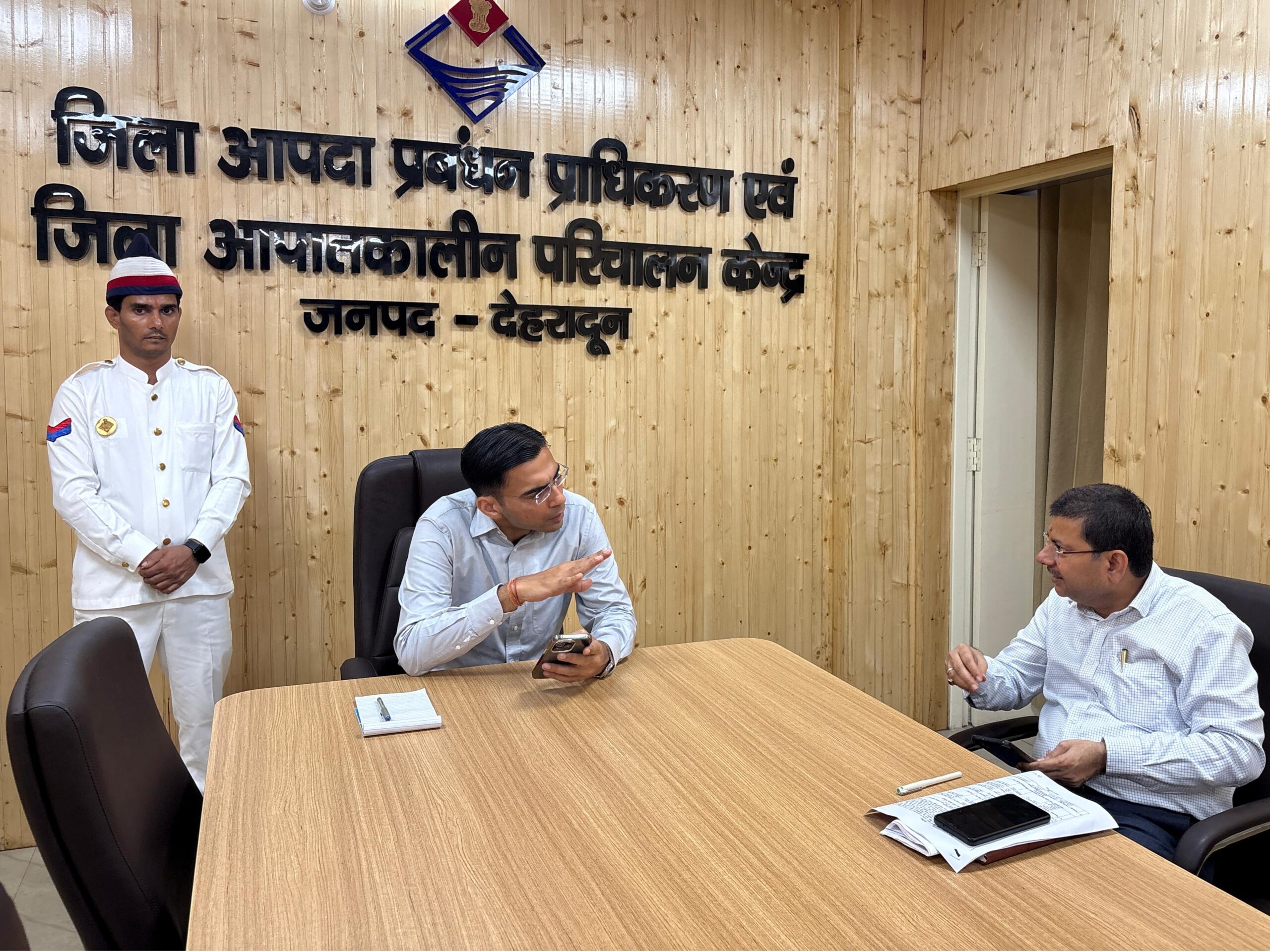 आपदा कंट्रोल रूम से डीएम ले रहे आपदा दृष्टिगत पल पल की जानकारी