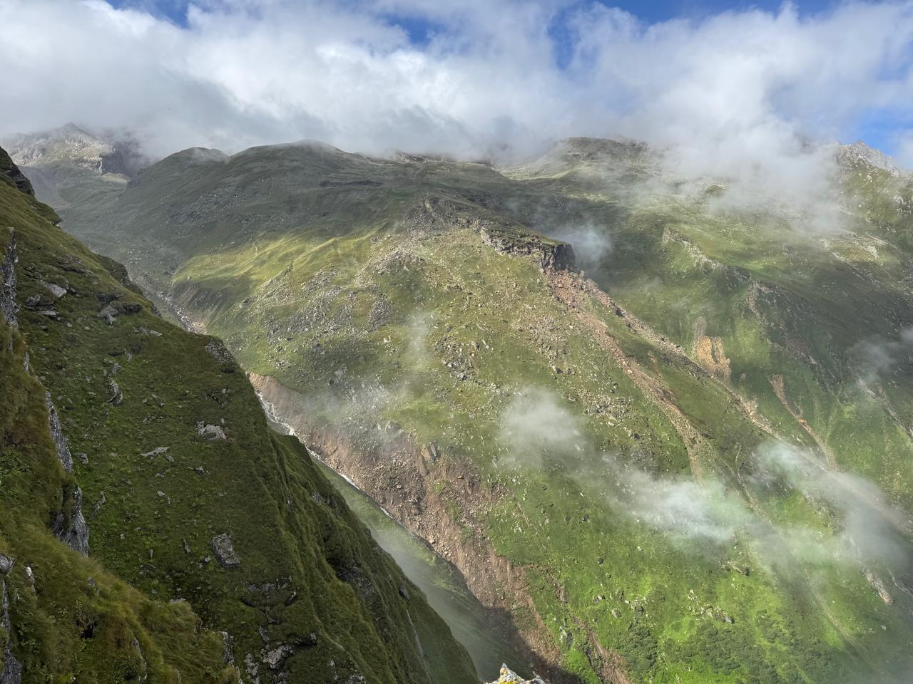 आपदा प्रबंधन की नई मिसाल: खीर गंगा ग्लेशियर बेस तक एसडीआरएफ का उच्च स्तरीय निरीक्षण
