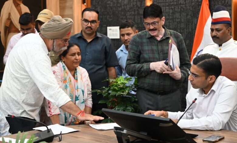 जनदर्शन पर बढता जन का अूटट विश्वास, 4 घंटे चला आज डीएम जनदर्शन