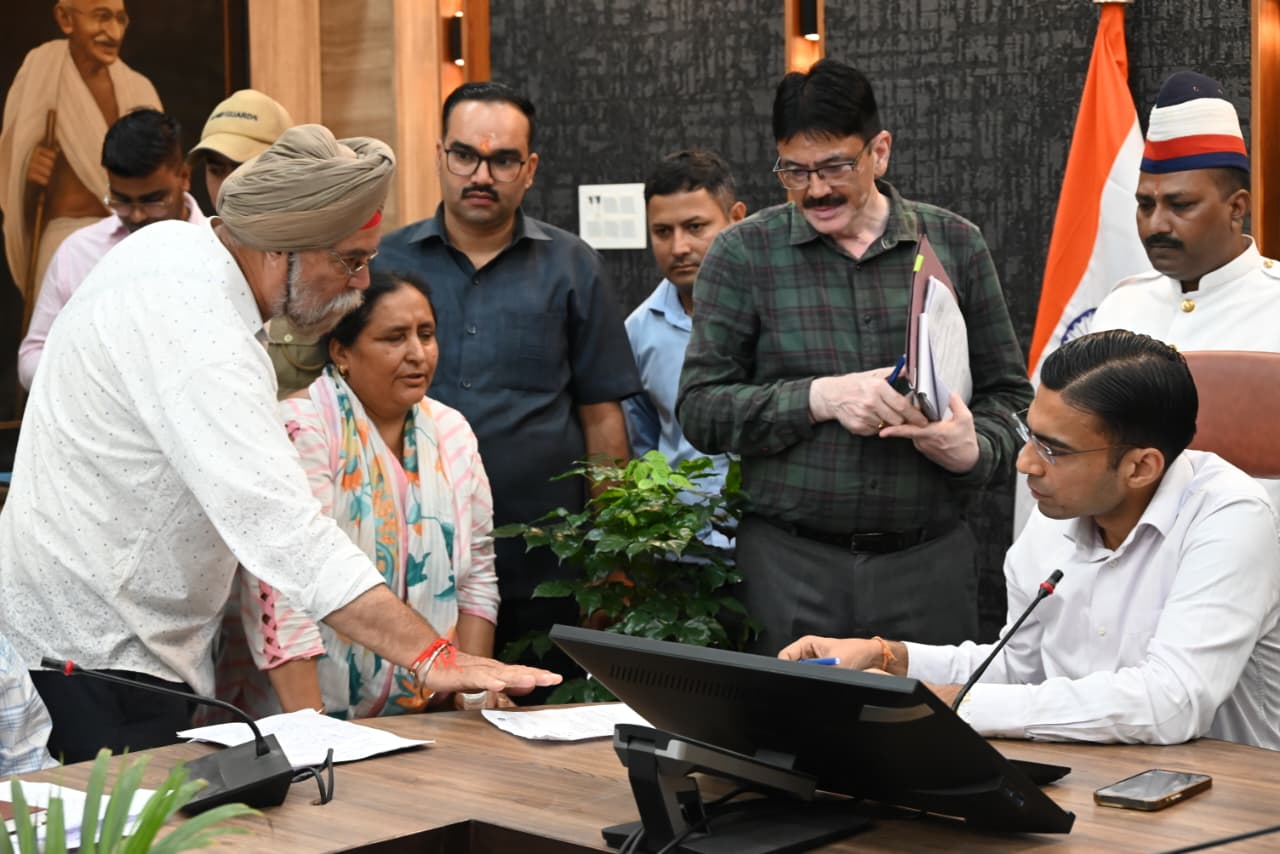 जनदर्शन पर बढता जन का अूटट विश्वास, 4 घंटे चला आज डीएम जनदर्शन