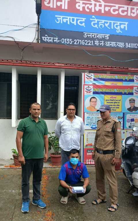 मोबाइल स्नैचिंग की घटना को अंजाम देने वाले 01 अभियुक्त को दून पुलिस ने किया गिरफ्तार