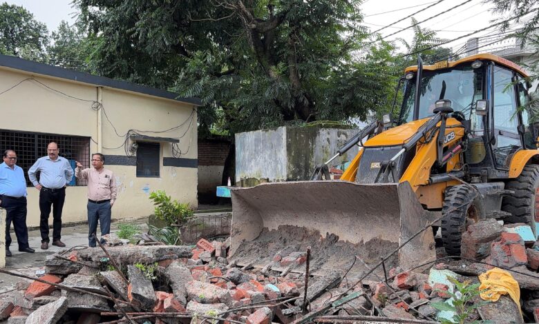 देहरादून प्रशासन की सख्ती, स्कूल से अवैध मजार का निर्माण हटाया देहरादून प्रशासन की सख्ती, स्कूल से अवैध मजार का निर्माण हटाया