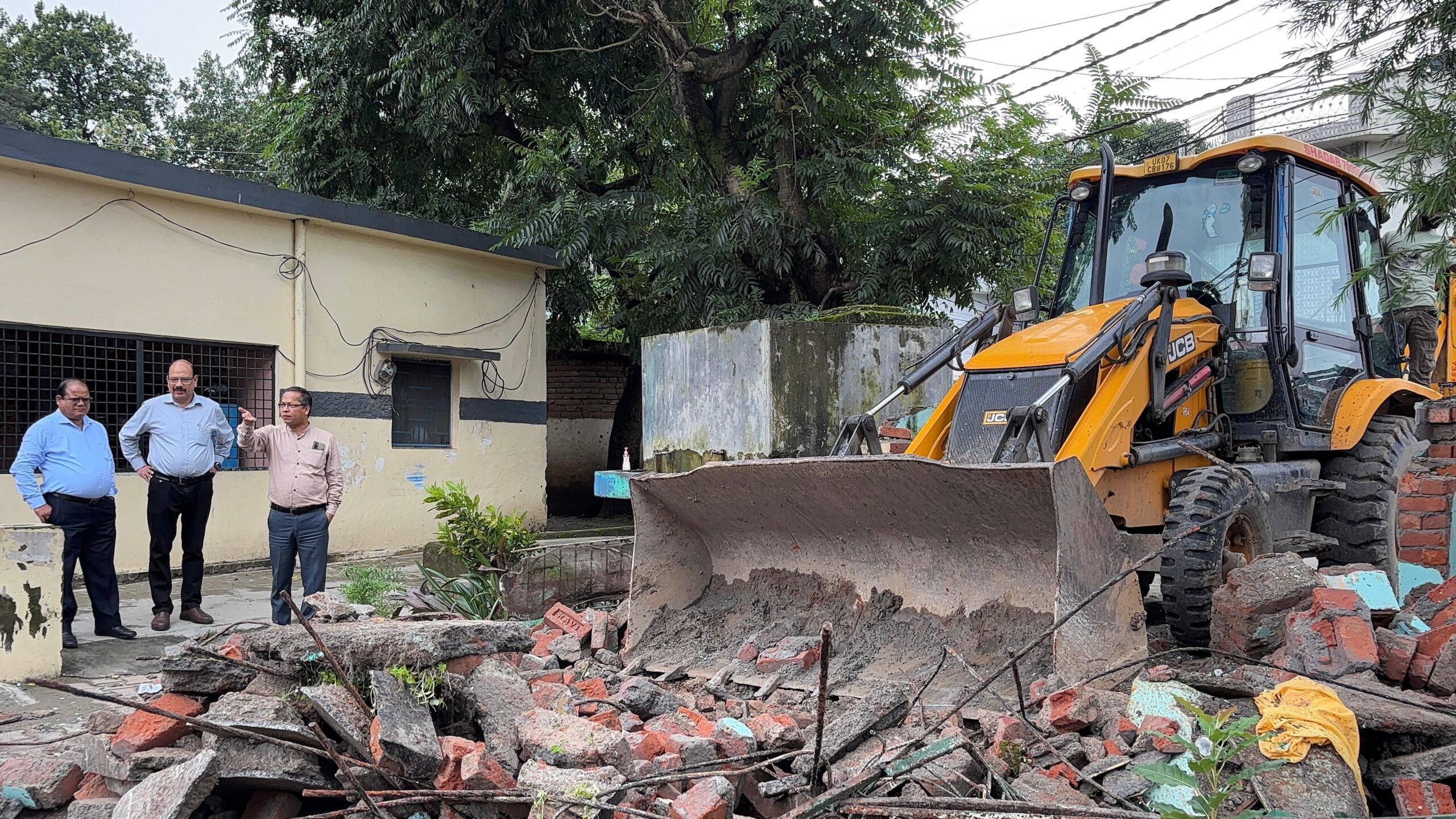 देहरादून प्रशासन की सख्ती, स्कूल से अवैध मजार का निर्माण हटाया