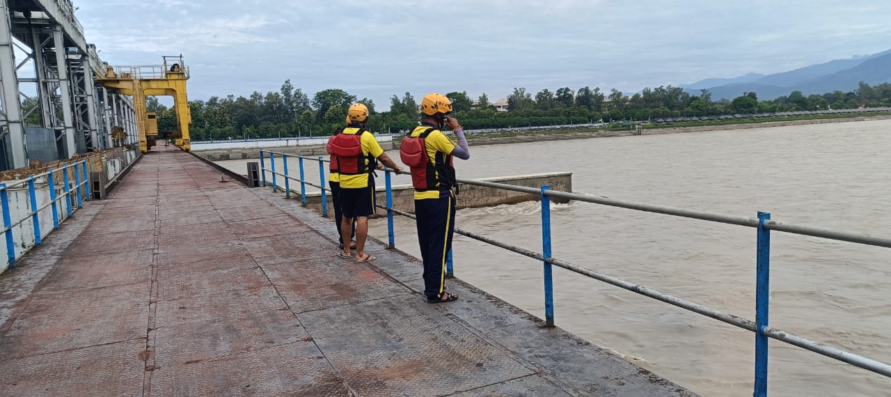 गंगा नदी में लापता महिला की तलाश में जुटी एसडीआरएफ