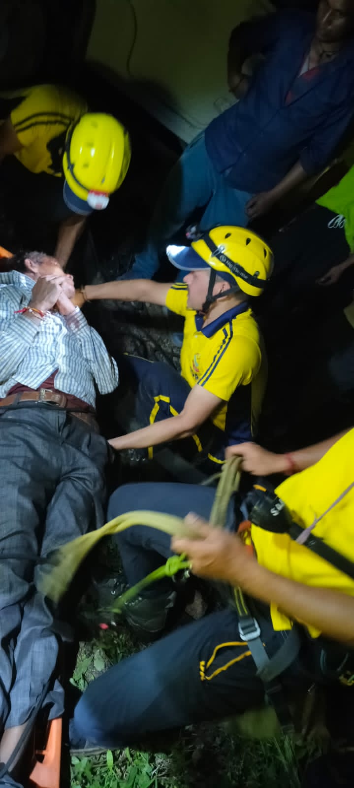 काकोला गाँव में हादसा: SDRF टीम ने 80 मीटर गहरी खाई से व्यक्ति को सकुशल निकाला