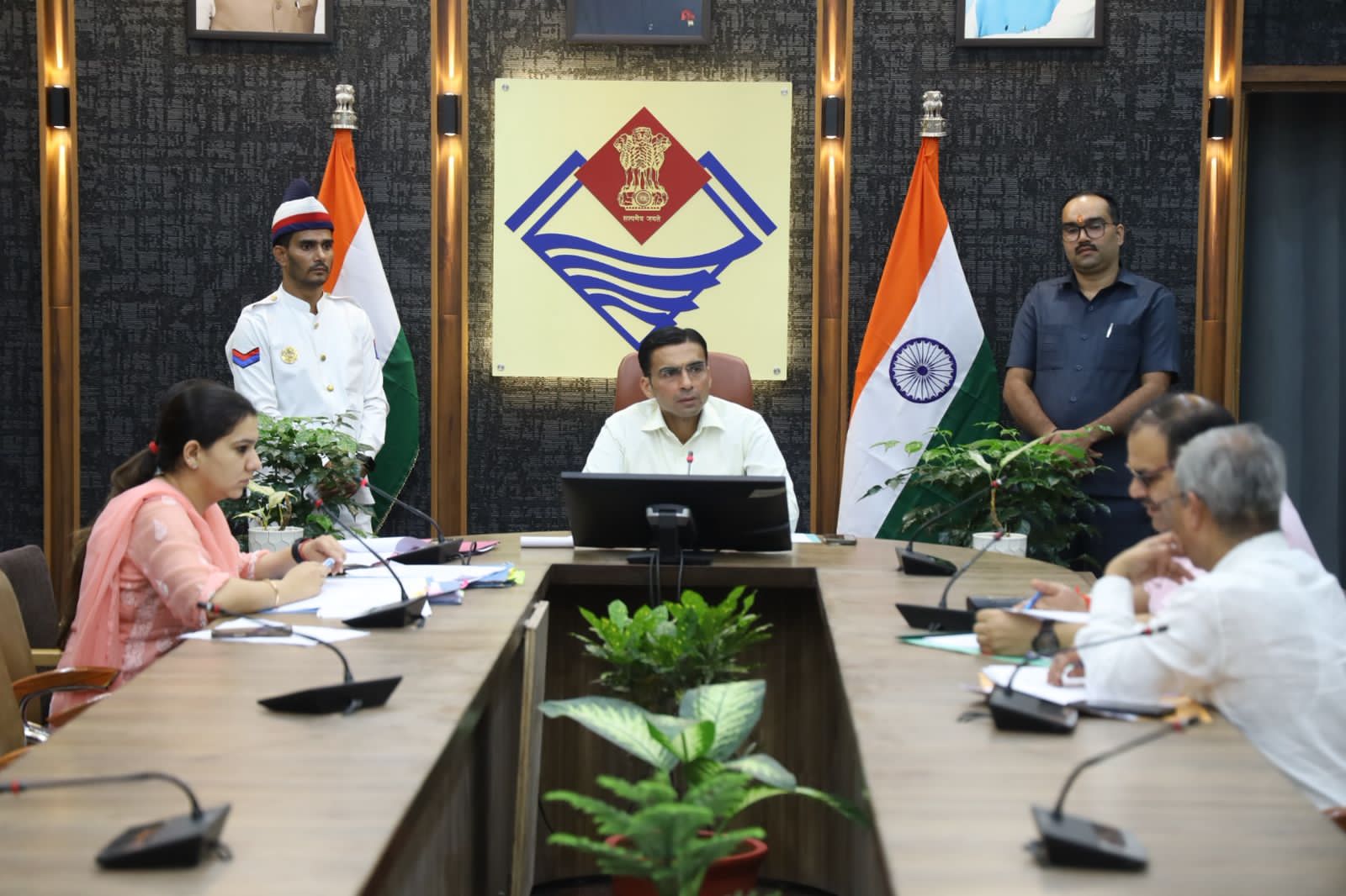 लंबित आपराधिक मामलों की समीक्षा बैठक, डीएम ने दिए त्वरित निस्तारण के निर्देश