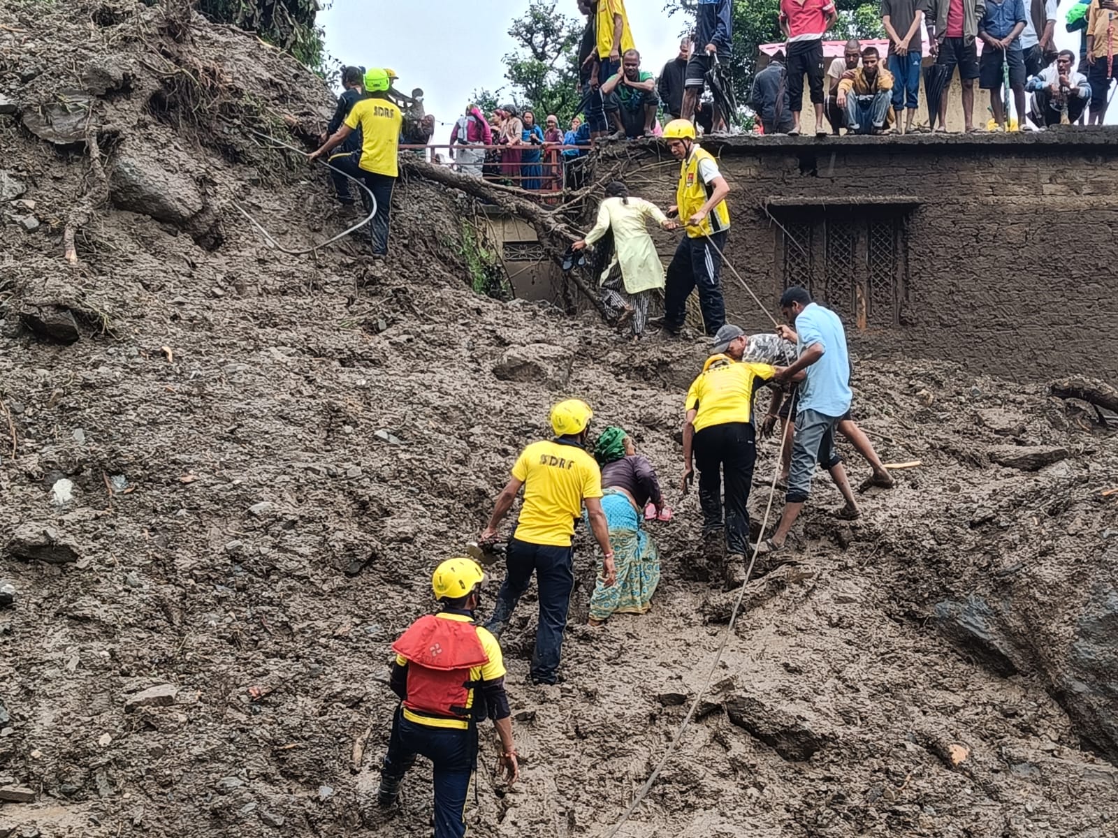 बादल फटने से हाहाकार, CM धामी अलर्ट: प्रभावित जिलों में राहत-बचाव तेज करने के निर्देश