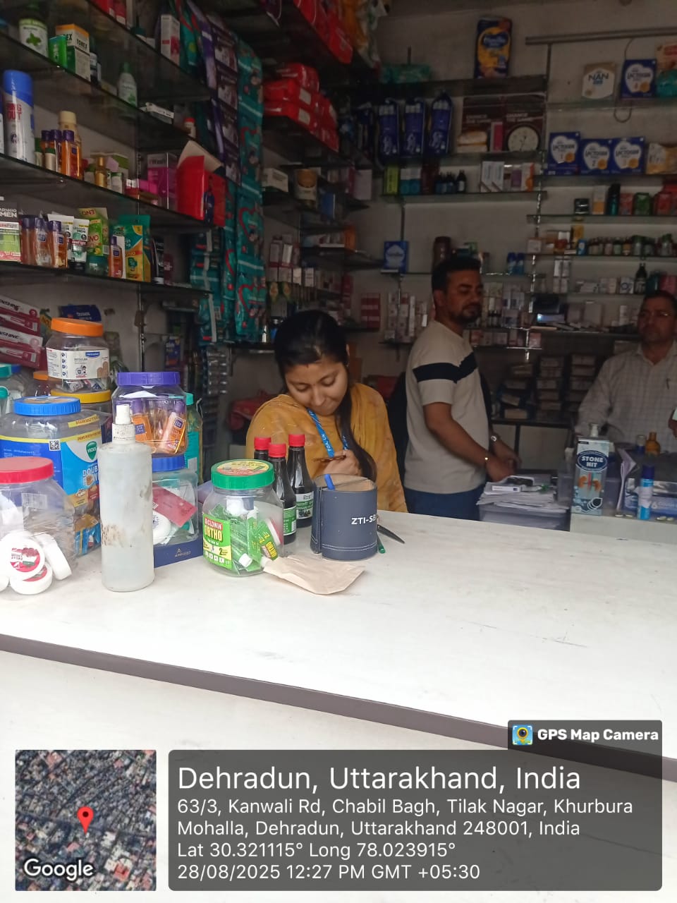 जिला प्रशासन की मेडिकल स्टोर पर छापेमारी