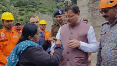 आपदा के बीच भाई-बहन का अनुपम बंधन: बहन ने साड़ी का किनारा फाड़कर सीएम धामी को बांधी राखी, कहा – “मेरे लिए आप भगवान श्रीकृष्ण जैसे”