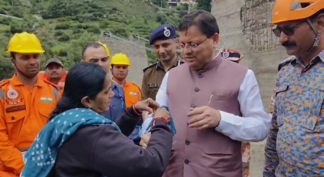आपदा के बीच भाई-बहन का अनुपम बंधन: बहन ने साड़ी का किनारा फाड़कर सीएम धामी को बांधी राखी, कहा – “मेरे लिए आप भगवान श्रीकृष्ण जैसे”
