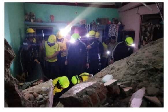 पिथौरागढ़ से आई बुरी खबर, घर पर गिरा बड़ा बोल्डर, 12 साल के बच्चे की मौत पिथौरागढ़ से आई बुरी खबर, घर पर गिरा बड़ा बोल्डर, 12 साल के बच्चे की मौत