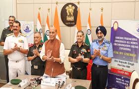 रक्षामंत्री राजनाथ सिंह ने दिखाई हरी झंडी, 10 महिला अफसर करेंगी समुद्र की परिक्रमा रक्षामंत्री राजनाथ सिंह ने दिखाई हरी झंडी, 10 महिला अफसर करेंगी समुद्र की परिक्रमा