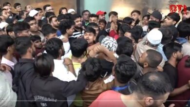 iPhone 17 बिक्री शुरू: लंबी कतारें, भीड़ और हाथापाई से गूंजे Apple स्टोर iPhone 17 बिक्री शुरू: लंबी कतारें, भीड़ और हाथापाई से गूंजे Apple स्टोर