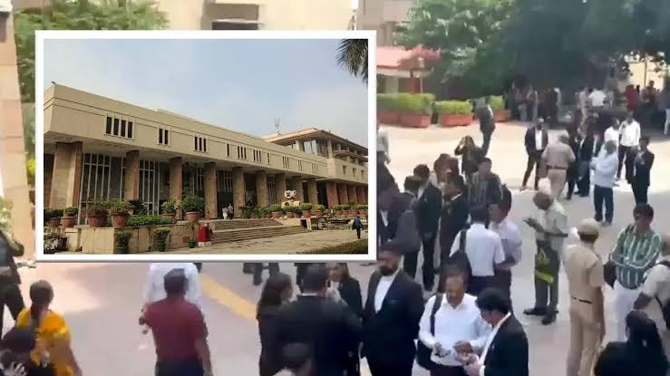 धमकी भरे ई-मेल से मचा हड़कंप, दिल्ली और बॉम्बे हाई कोर्ट खाली कराए गए