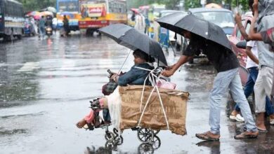दुर्गा पूजा से पहले कोलकाता में आफत की बारिश, बाजार ठप और पंडाल डूबे