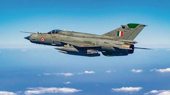 62 साल की सेवा के बाद IAF ने कहा अलविदा, MiG-21 जेट ने भरी आखिरी उड़ान 62 साल की सेवा के बाद IAF ने कहा अलविदा, MiG-21 जेट ने भरी आखिरी उड़ान