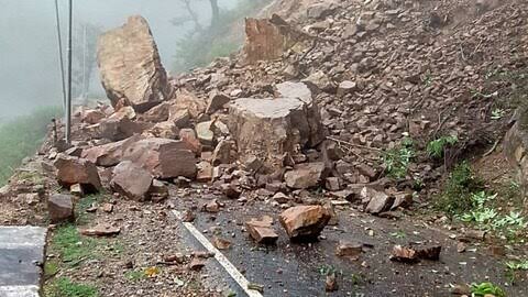 भारी बारिश से मसूरी–देहरादून के सभी रास्ते टूटे, पर्यटकों से यात्रा न करने की अपील